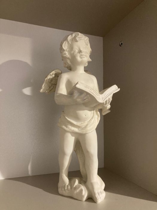 Anioł czytający księgę, rzeźba, figurka
