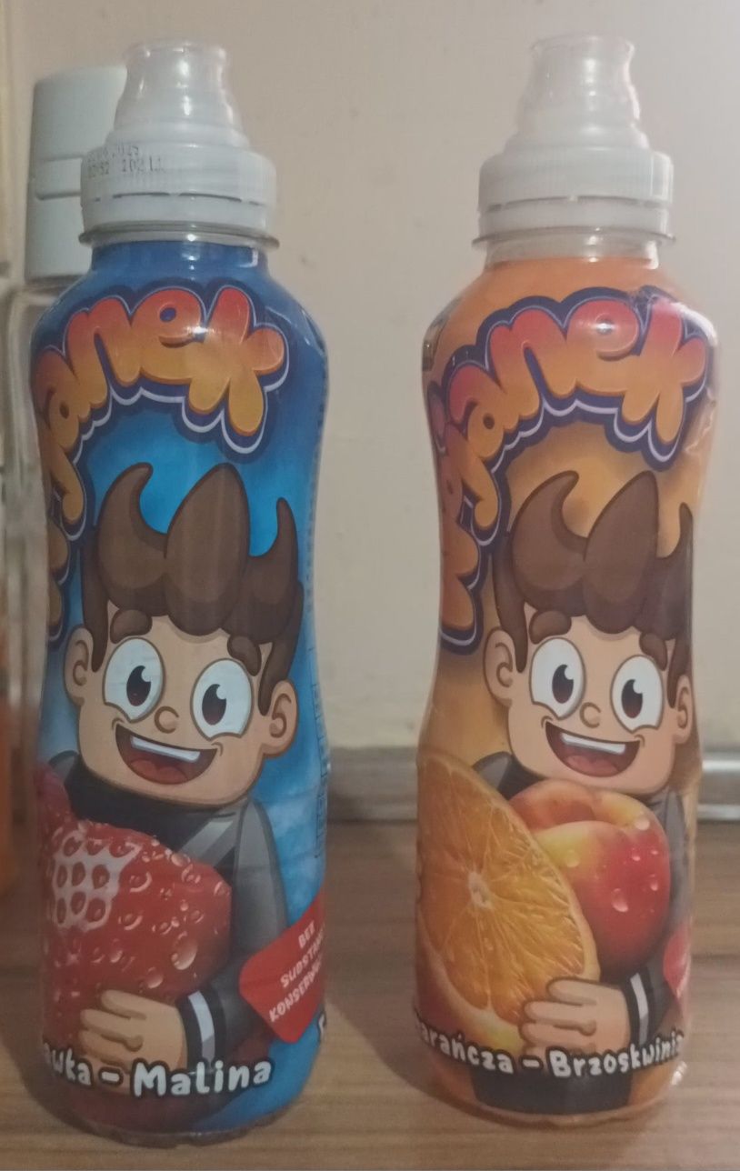 Puste butelki po napoi Wojan