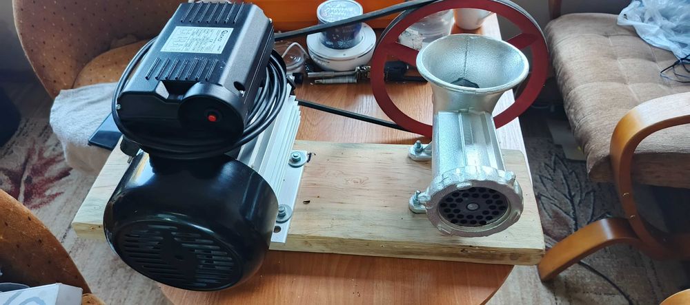 Maszynka do mięsa 22 z silnikiem+nadziewarka ok 4kg pozioma