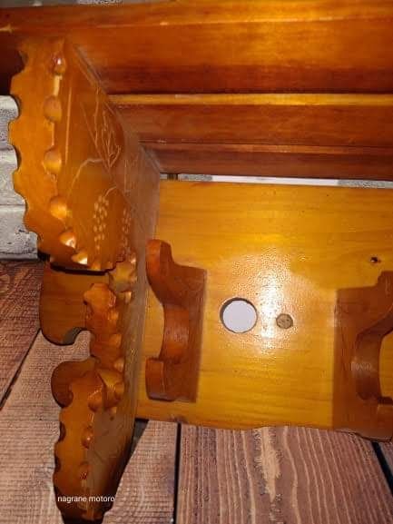 Drewniany wieszak z półeczka vintage