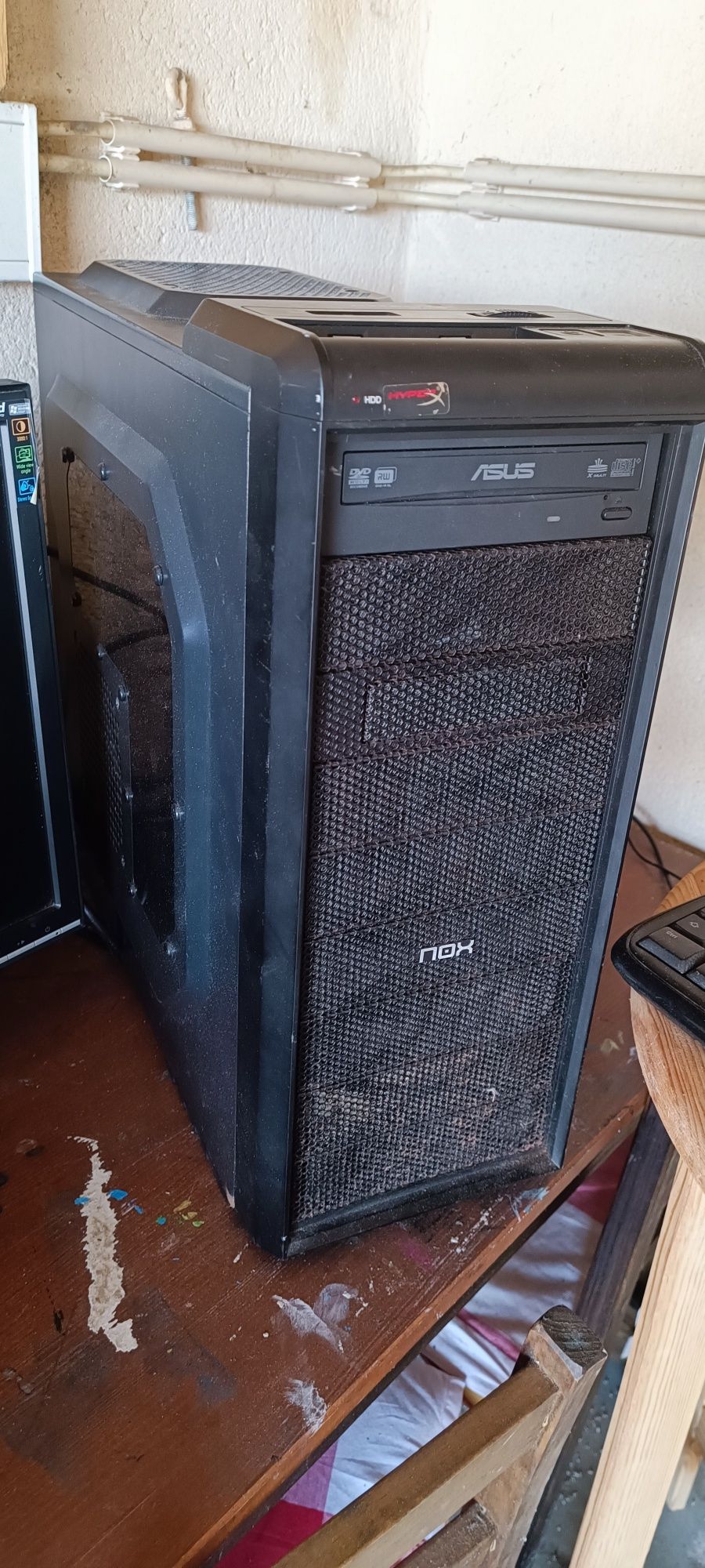 Computador com torre e monitor asus