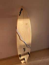 Prancha de surfe de 6'4" x 20 ¾" x 2 ½" com leash e fins incluídas