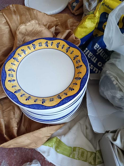 Jogo pratos com 15 peças cada