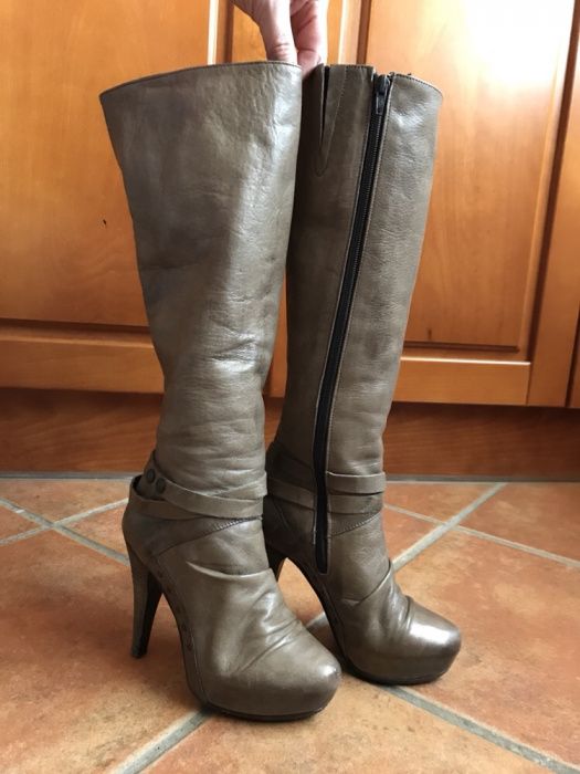 Botas em pele