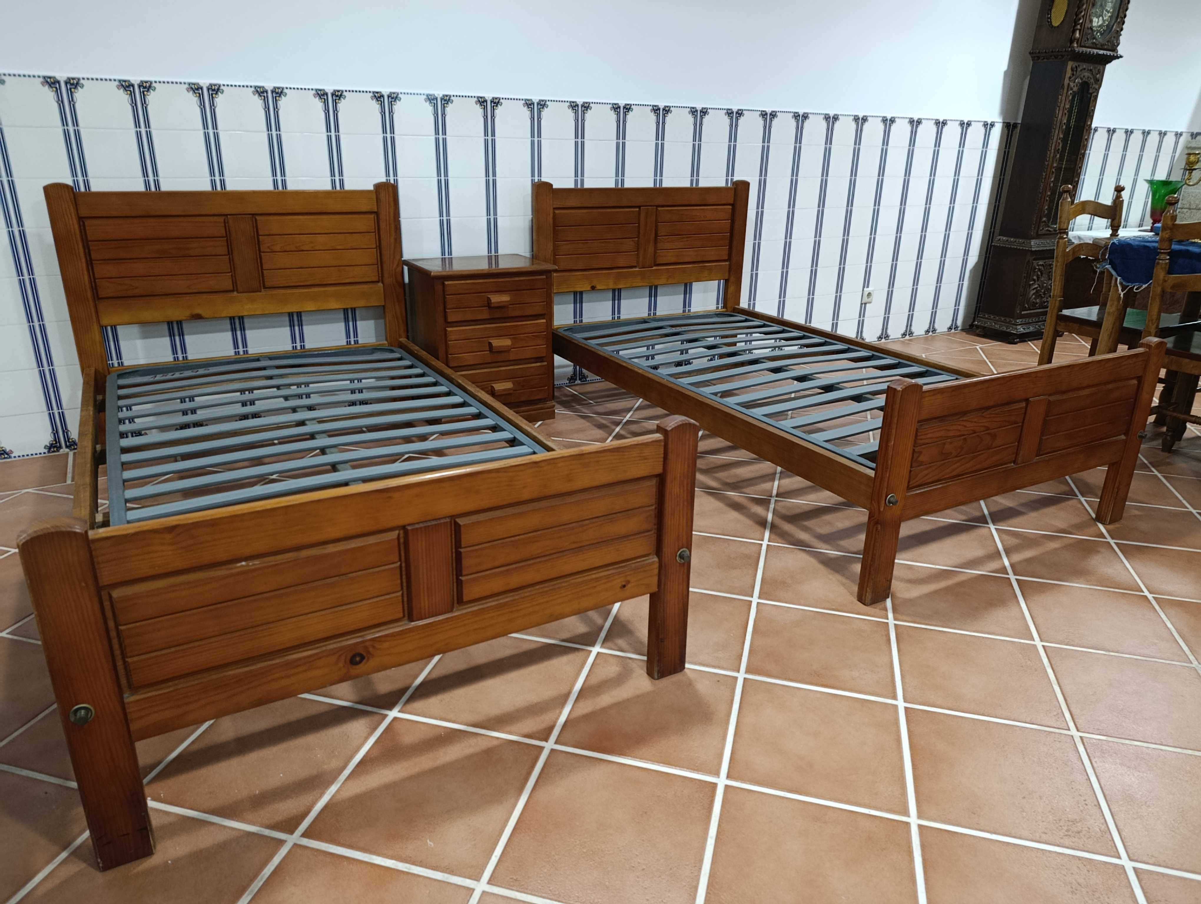 Camas de solteiro em cerejeira + estrado + mesa de cabeceira