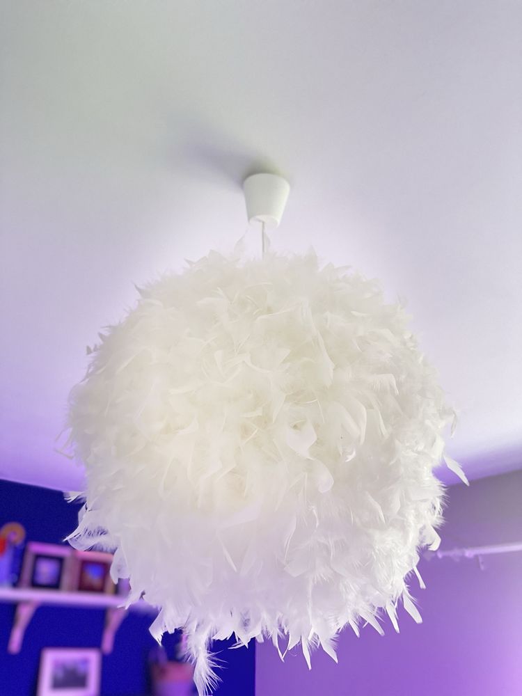 Lampa do sypialni z piórek