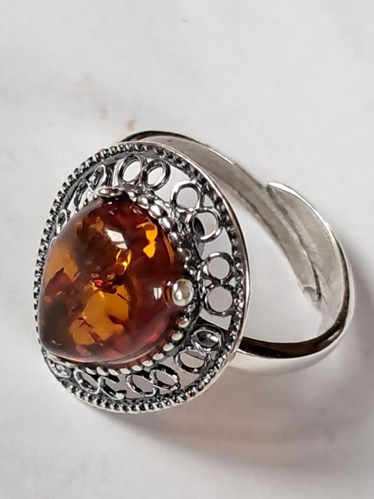 srebrny regulowany pierścionek z naturalnym bursztynem bałtyckim