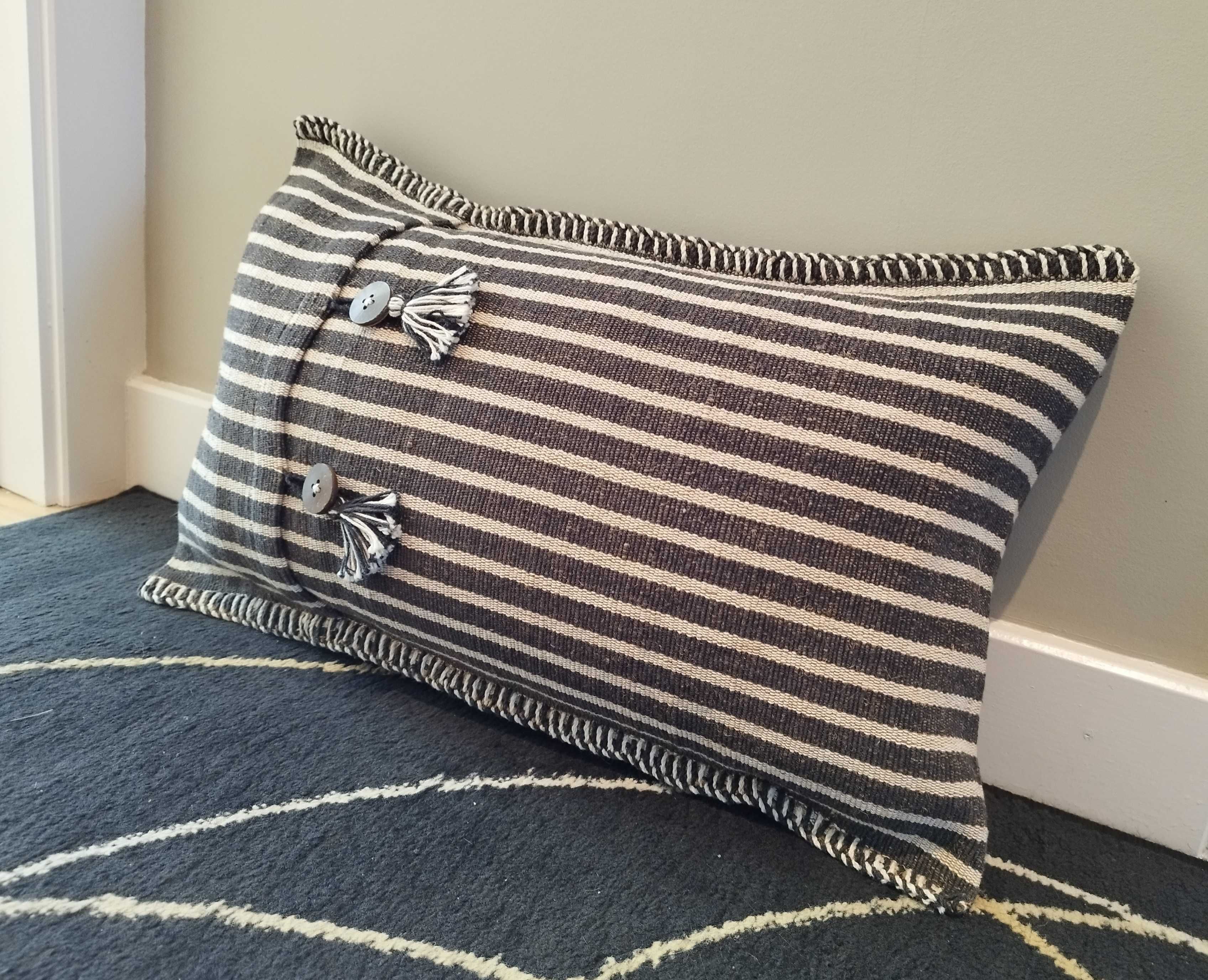 Almofada Decorativa, riscas brancas e pretas