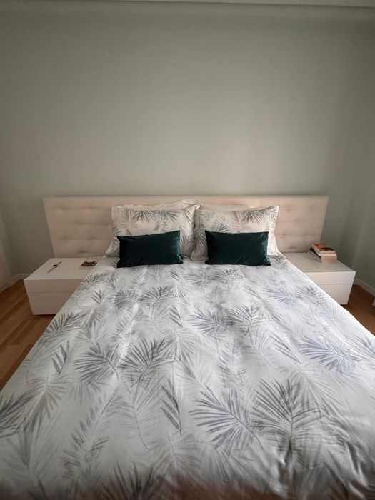 Cama e colchão de casal 150x190 com cabeceira e arrumação