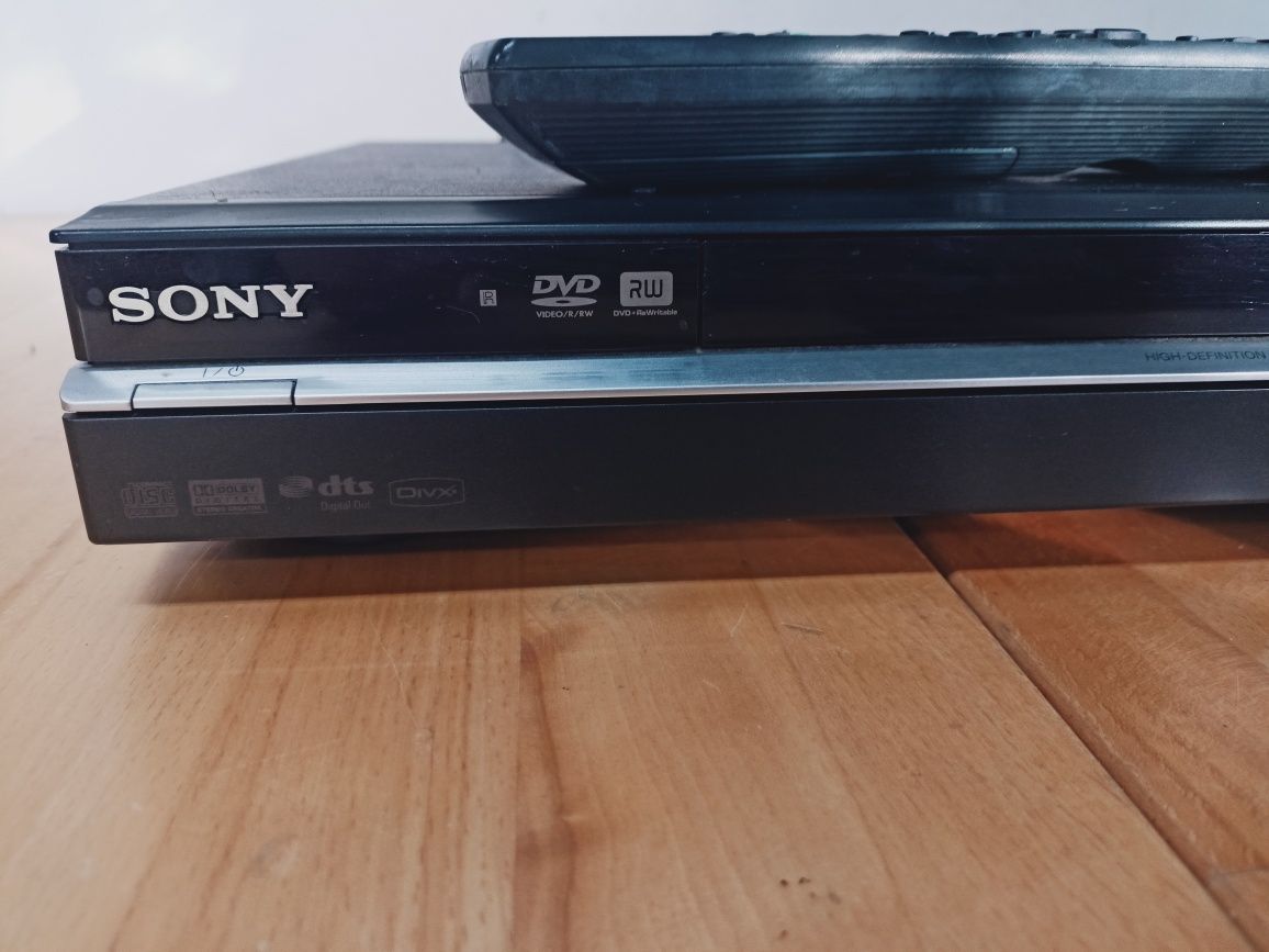 Sony DVD z nagrywarką RDR-H680.