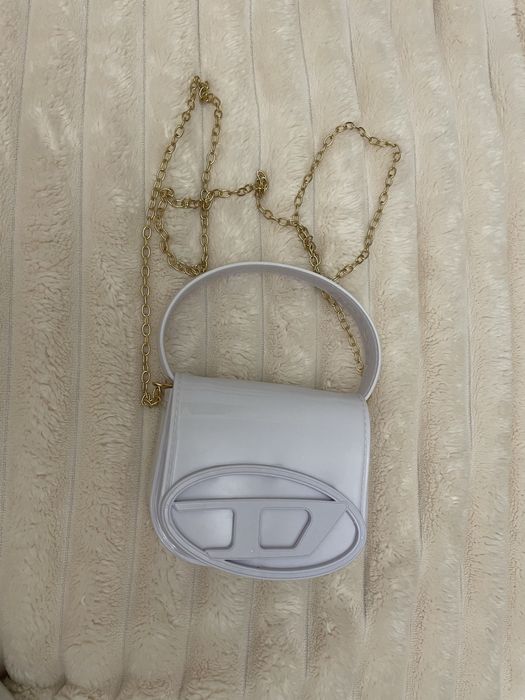 Маленька мініатюрна біла сумочка