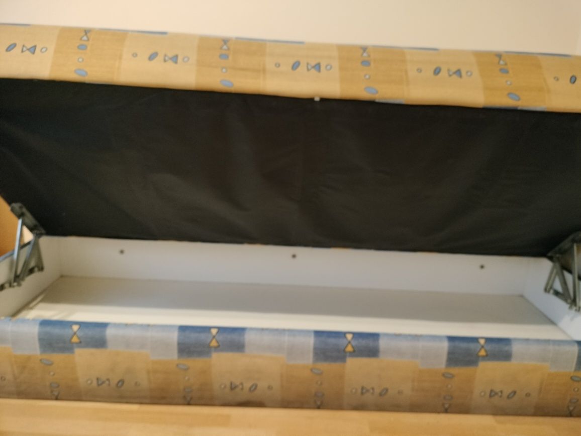 Tapczan jednoosobowy ze skrzynią wewnętrzną na sprężynach