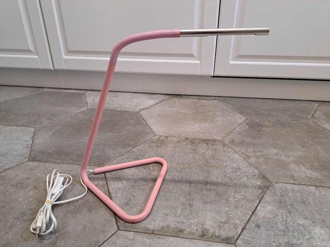 Lampka biurkowa Ikea Harte różowa
