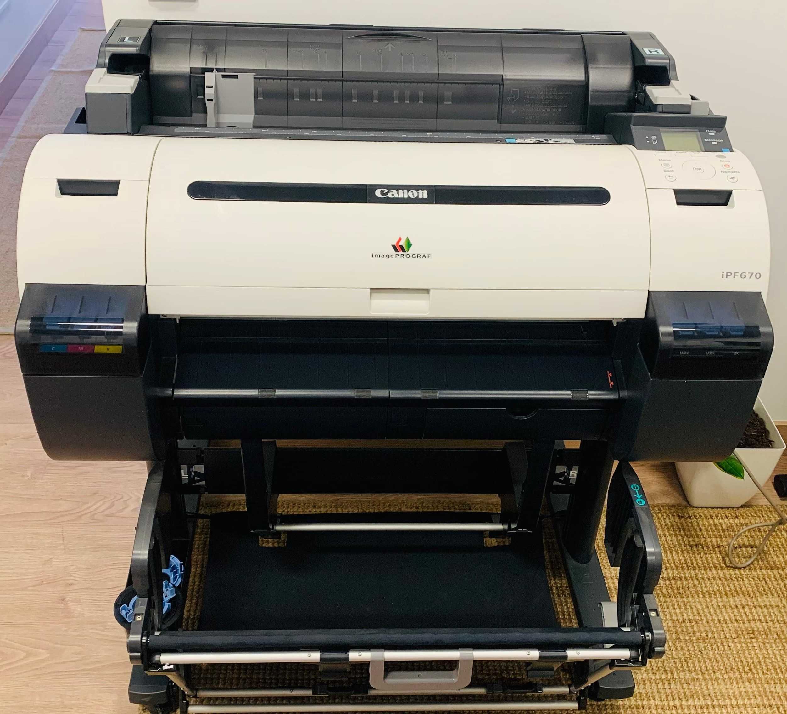 Plotter Canon iPF670 com tinteiros