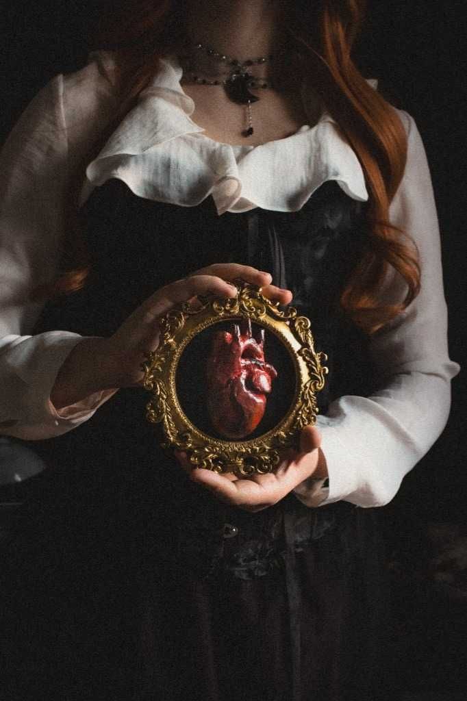 Gotycka Barokowa Złota Ramka z Anatomicznym Sercem