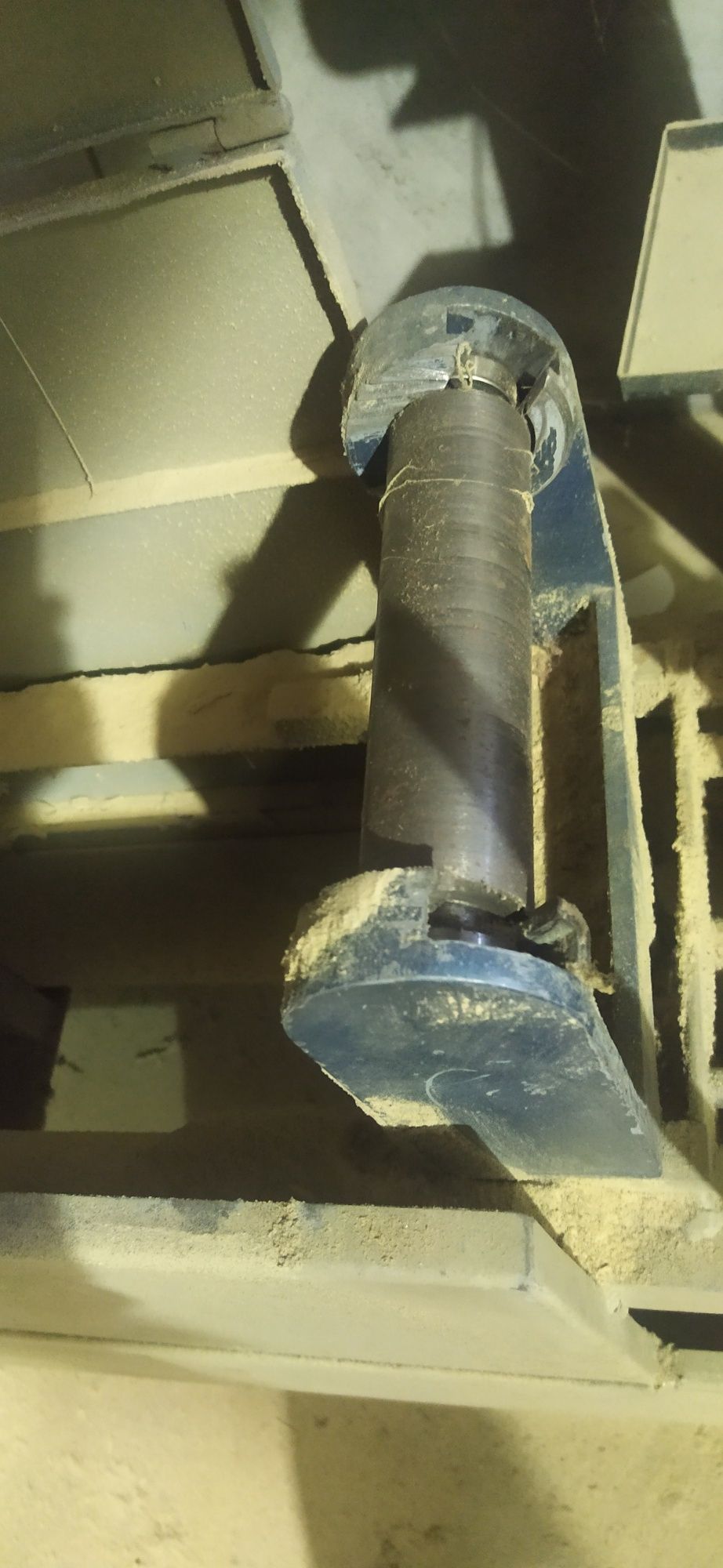 Máquina de lixar planos também  para fazer meia cana em tubos redondos