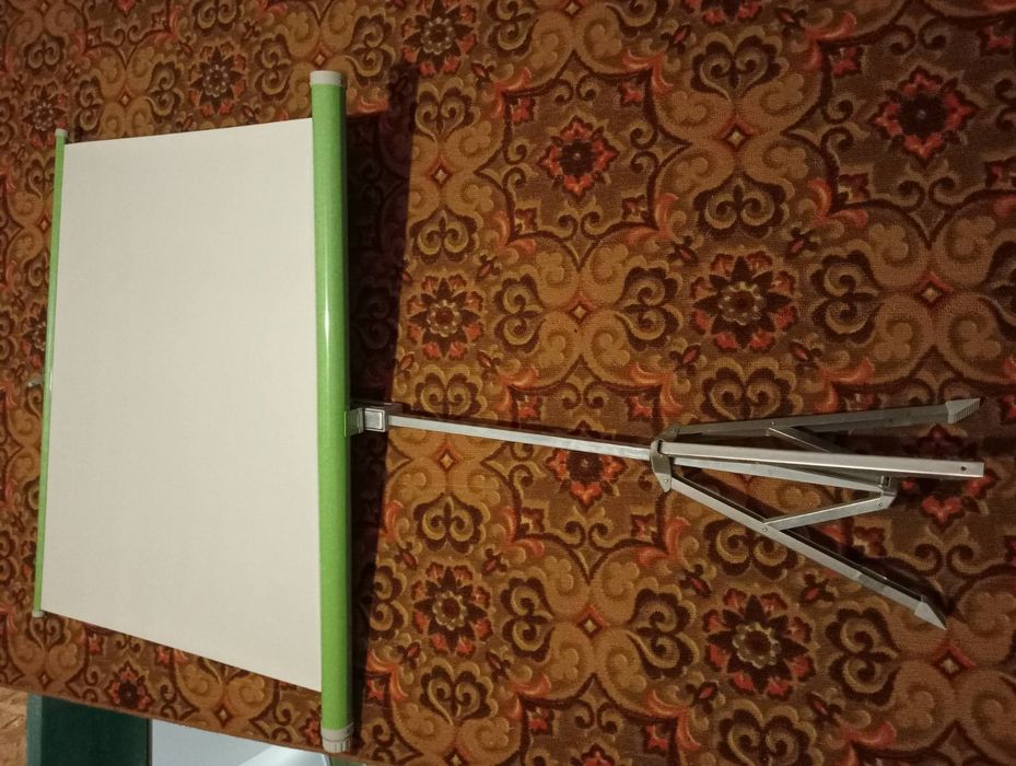 Продам портативний екран із штативом.