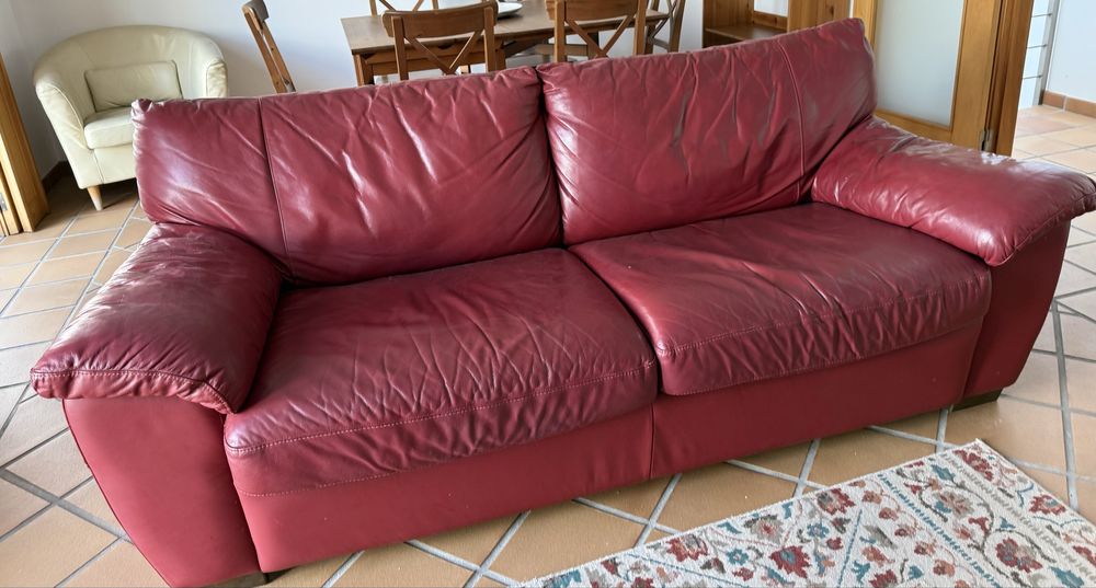 Sofa vermelhor de pele + 2 sofas brancos + 2 cadeiras