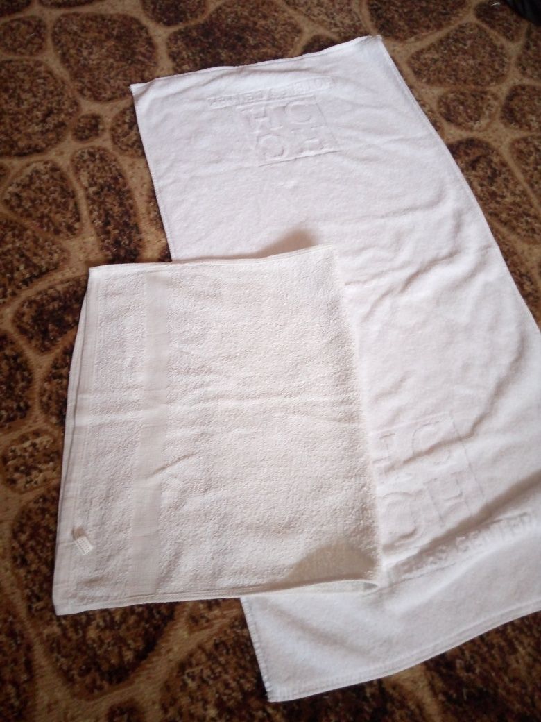 Полотенца махровые 2штуки белые.