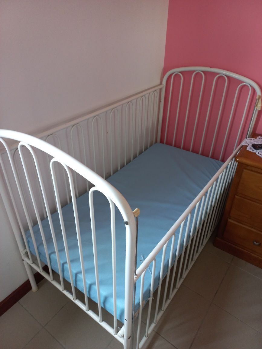 Cama de bebe em ferro
