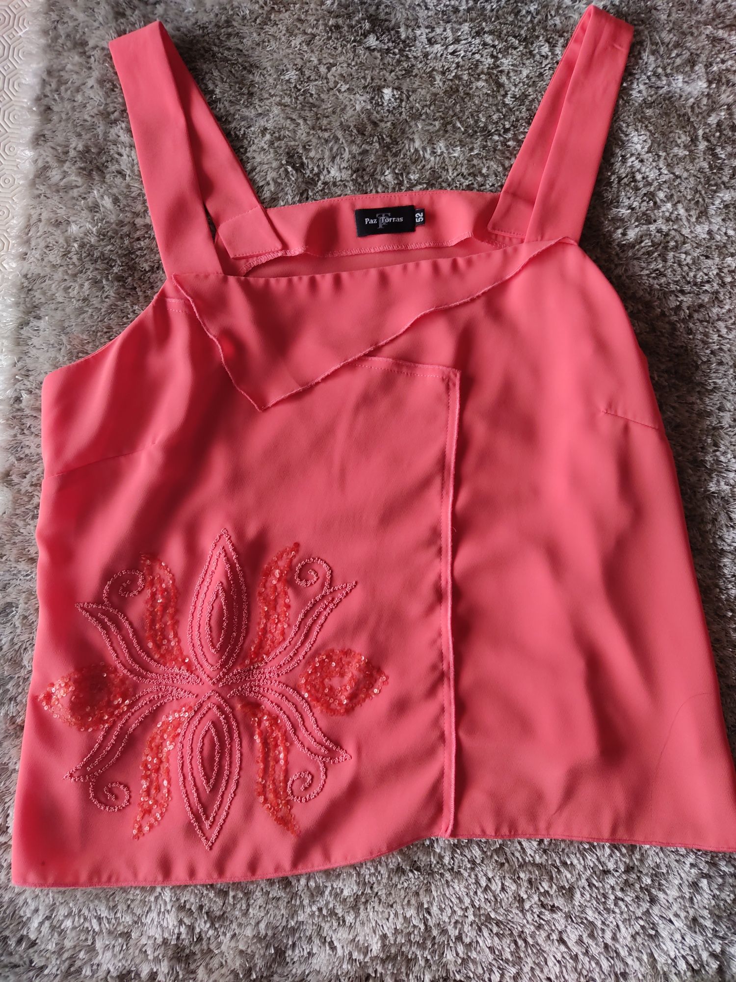 Blusa feminina com detalhes