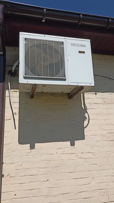 Продаются зовнішні блоки 2 шт. кондиціонерів характеристики на фото