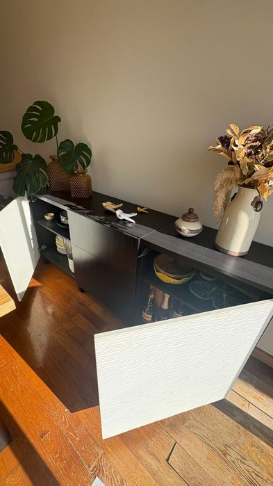 Móvel aparador com 2 portas e 2 gavetas