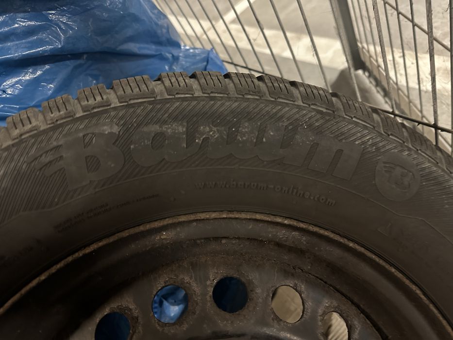 215/65/16 Komplet Felgi Nissan opony zimowe + kolpaki