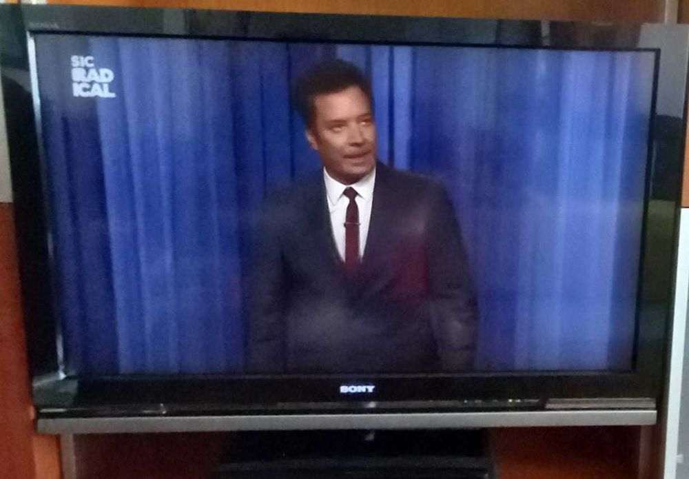 TV LCD Sony, com comando