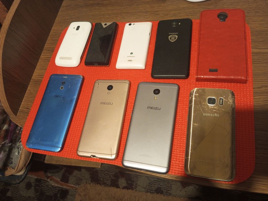 Продам телефоны что на фото.