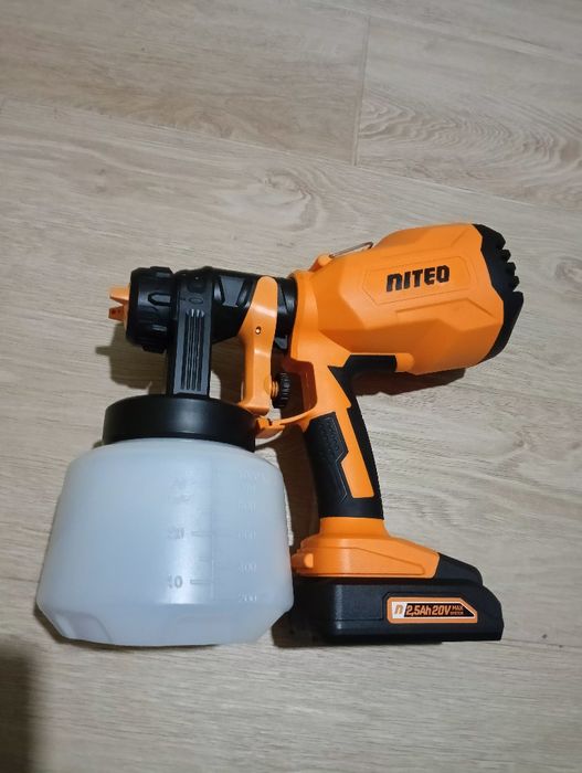 Akumulatorowy pistolet do malowania nowy z akumulatorem i dyszami