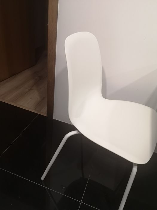 Mesa branca extensível com 2 cadeiras