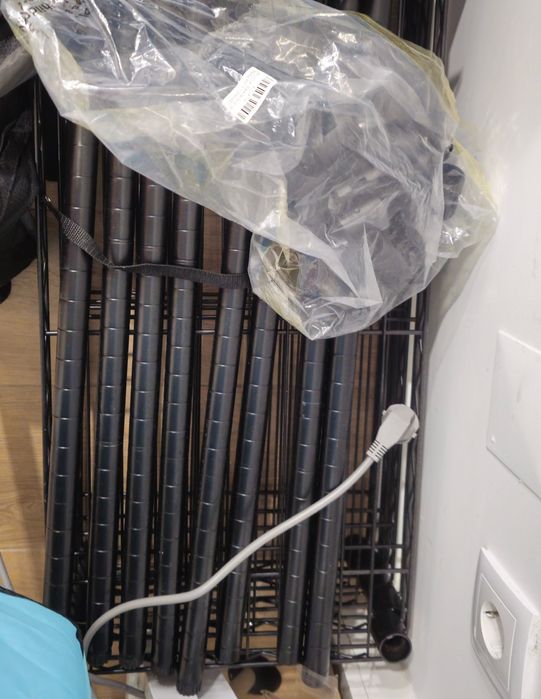 Prateleira em bom estado.