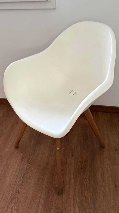 Cadeiras Branco e Madeira