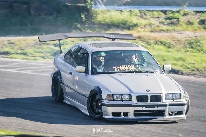 BMW 3 E36 POSZERZENIA NADKOLI 4 SZTUKI PODKŁAD