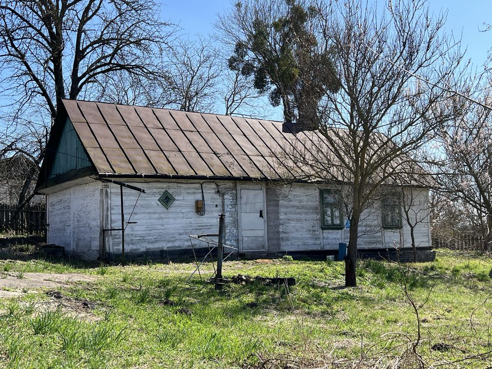 Цегляний будинок під реконструкцію з великою ділянкою в с. Городок