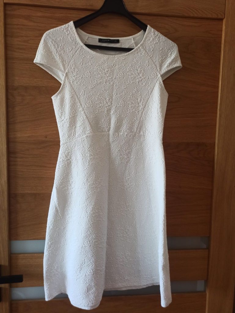 Sukienka Zara biała tłoczona lato wakacje komunia