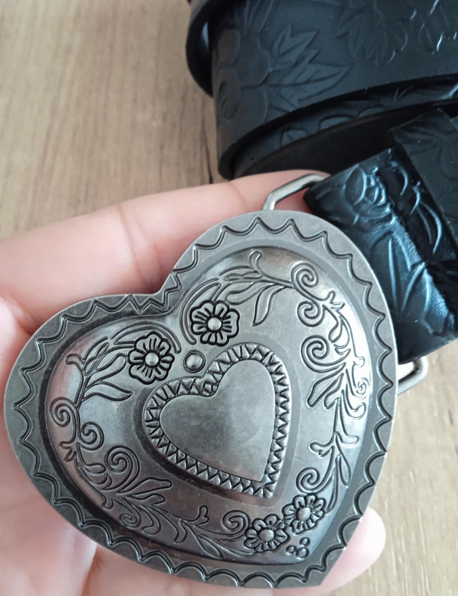 Czarny skórzany pasek z dużą klamrą serce