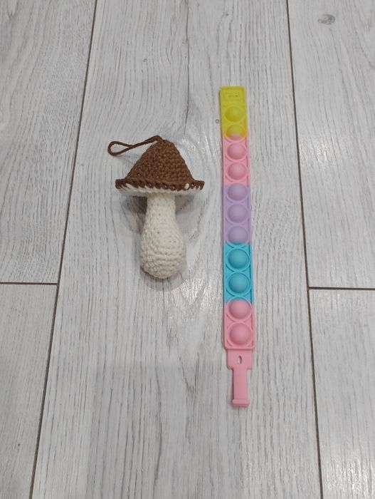 Grzyzaki, zabawka popit, bubble pop push