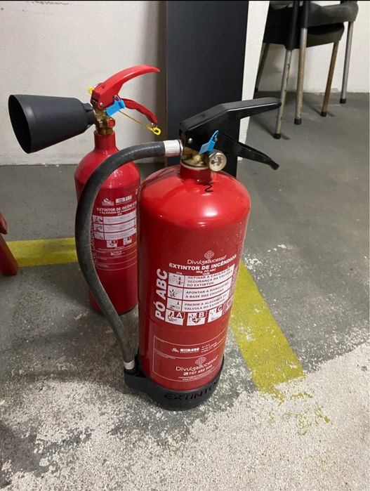 Vendo  prateleiras,,cinalizacoes e extintores de incendio