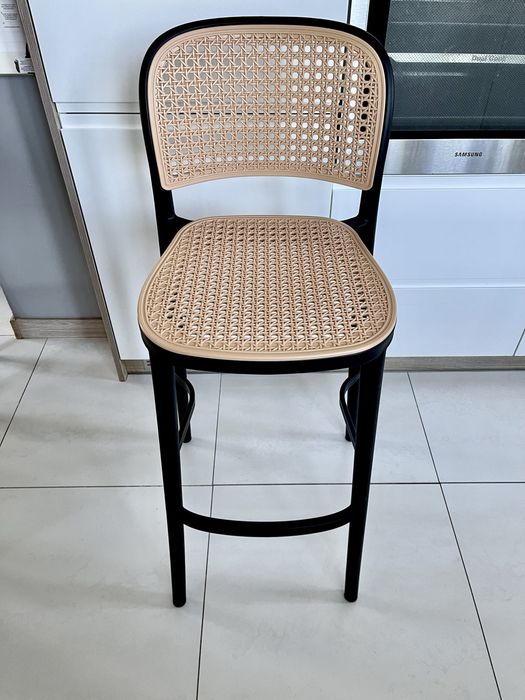 Krzeslo barowe wysoki hocker czarny beżowy plecionka