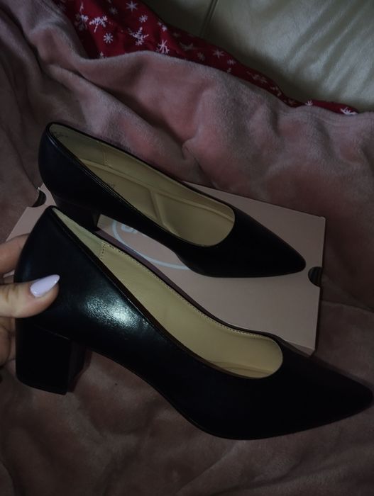 czarne buty na obcasie