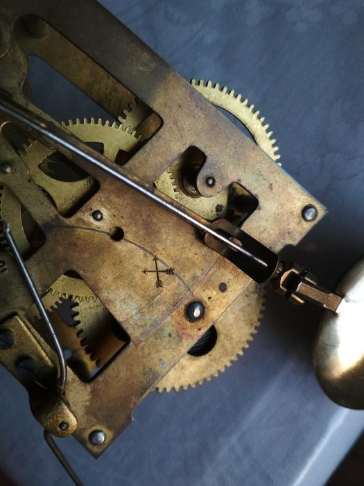 Mecanismo de antigo relógio de pêndulo