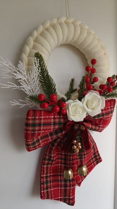 Ręcznie wykonany wieniec świąteczny z włóczki velvet