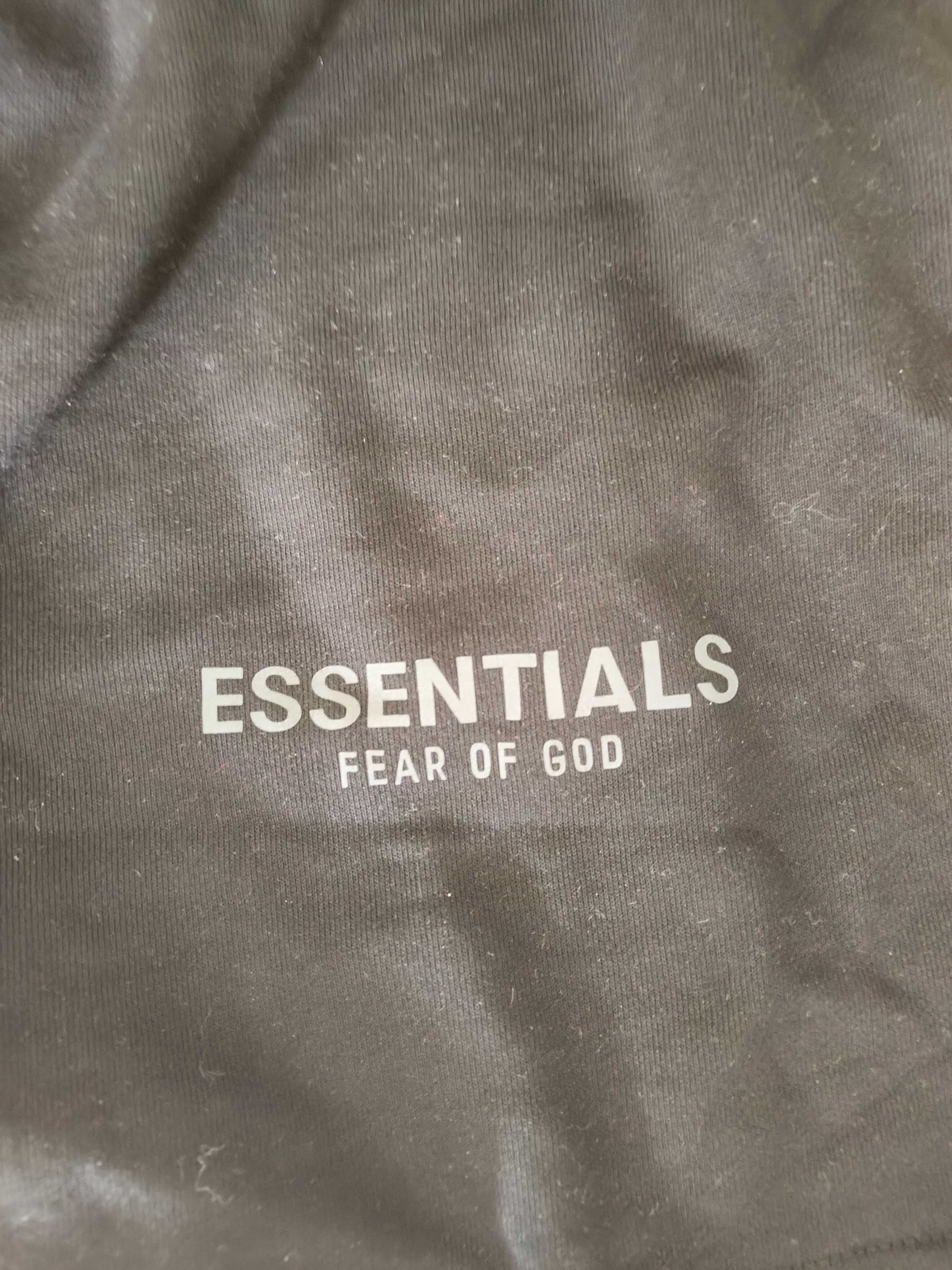Czarne spodenki essentials