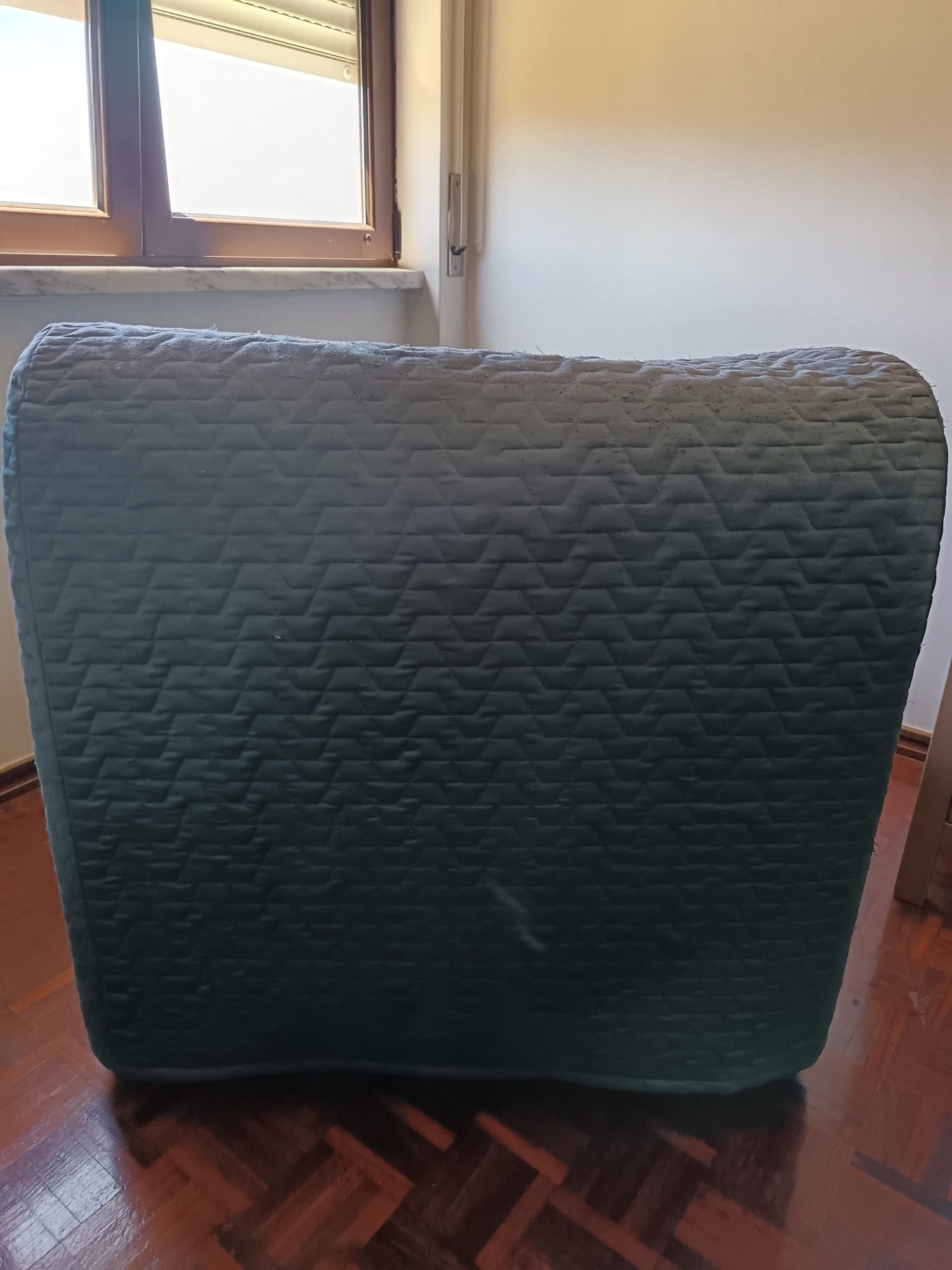 Poltrona/cama em bom estado . A cama  nunca foi usada.
Largura: 80 cm