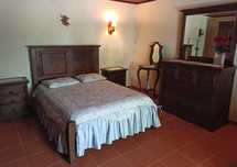Mobilia de quarto completo em carvalho.