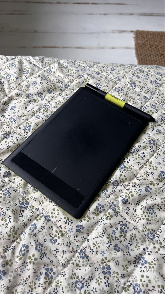 Tablet graficzny czarno zielony z rysikiem długopisem Wacom