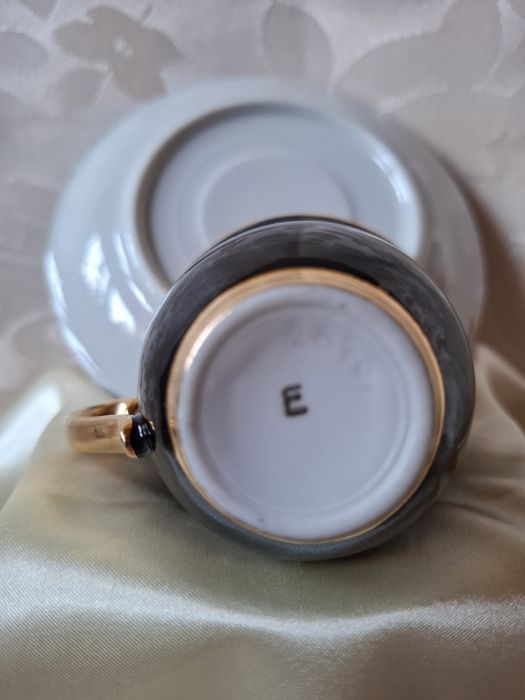 Porcelanowa filiżanka ze złotym środkiem.