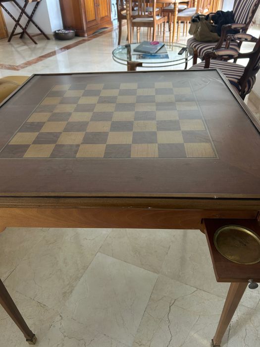 mesa de jogos em madeiras com 4 cadeiras